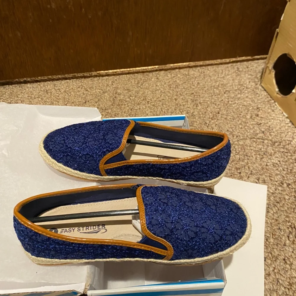 Lace flats